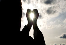 绿茵场上紧张氛围充斥，球队实力对比成焦点