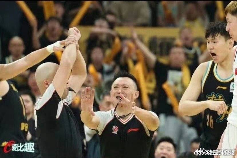 教练战术调整得当，全队发挥稳定