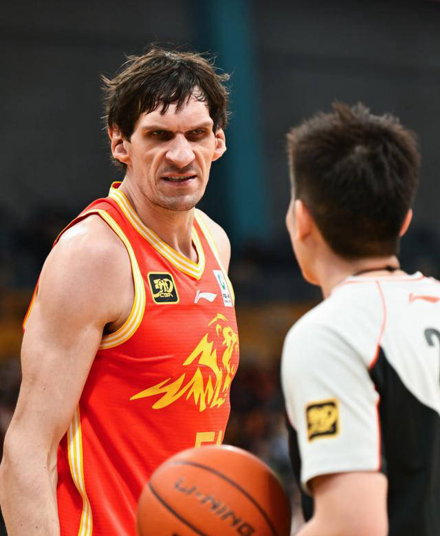 擅长防守的球队在比赛中取得突破性胜利